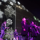 El grupo Good-Man durante su actuación ayer delante de la fachada navideña del centro comercial. FERNANDO OTERO