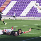 Antonio Martínez fue derribado dentro del área del Valladolid B aunque el árbitro, a pesar de las quejas de los jugadores leoneses, no decretó penalti. MARGON EGEA