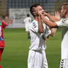 Diego Torres y Jony Lomas celebran el primer gol de la Cultural ante el Guijuelo.