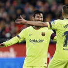 El argentino Leo Messi celebra con Jordi Alba el segundo gol del Barcelona ante el Girona. ANDREU DALMAU