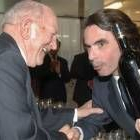 El bodeguero Alejandro Fernández entrega una botella magnum a Aznar