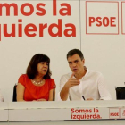 Pedro Sánchez, junto a sus principales colaboradores, este lunes en la sede del PSOE.