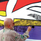 Imagen de Manolo Sierra ante uno de sus murales.