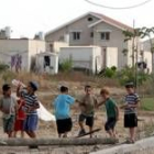 Niños israelíes juegan en el asentamiento de Kfar Darom, al sur Gaza