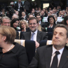 Rajoy, detrás de Sarkozy y Merkel, durante la cumbre del Partido Popular Europeo en Marsella.