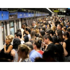 Aglomeración de viajeros en la estación de la Sagrera durante una jornada de huelga del metro