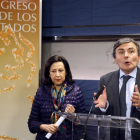 El portavoz de Economía del PSOE, Pedro Saura (d), junto a la diputada socialista Margarita Robles (i), durante la rueda de prensa en el Congreso tras el acuerdo alcanzado con el Gobierno para la cláusulas suelo.