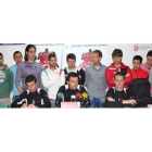 Luis Cembranos y los capitanes Diego Calzado y Santi Santos comparecieron en rueda de prensa arropados por toda la plantilla.