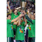 Los jugadores del Panathinaikos celebran su triunfo.