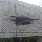 El cartel anunciando las obras sigue en los terrenos donde estaban las antiguas escuelas. ARAUJO