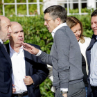 Rubalcaba y Zarrías escuchan a Patxi López observados por García-Page.