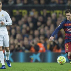 Cristiano Ronaldo y Messi, en el último clásico disputado en el Camp Nou, en abril pasado.