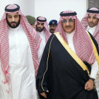 Mohammed bin Salman (izquierda) y el heredero del trono saudí Mohammed bin Nayef (derecha).
