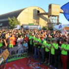 La imagen muestra la última gran concentración de personas frente a la cementera de Cosmos.