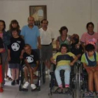 Francisco Castañón, junto a los participantes en el campamento de Balmorí.