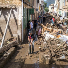 Vecinos y voluntarios haciendo trabajos de recogida de escombros.