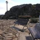 Dos personas reposan al aire libre en el mirador de San Feliz de las Lavanderas una vez restaurado