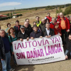 Miembros de Promonumenta a su llegada al yacimiento de Lancia, en una marcha de protesta que partió de Puente Castro.