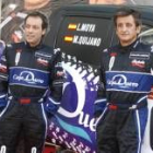 Manuel Quijano y Luis Moya posan ayer junto al coche en el que harán la Baja Aragón