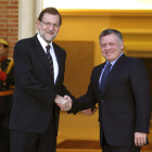 El presidente del Gobierno, Mariano Rajoy (i) saluda al Rey Abdalá de Jordania, que realiza una visita de trabajo a España, durante el encuentro que mantuvieron esta tarde en el Palacio de la Moncloa, en Madrid.