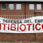 Pancarta, perenne desde el verano, en uno de los accesos en Antibióticos.