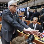 Juncker intenta evitar una foto al líder de Ukip, Farage. O. HOSLET