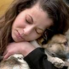 Una joven activista por los derechos de los animales sostiene en sus brazos a un perro