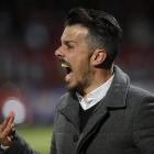 Rubén de la Barrera da órdenes desde la banda del Reino a sus futbolistas. JESÚS F. SALVADORES