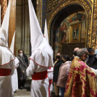 Mañueco en la Catedral de Salamanca, ayer, a la salida de la Real Cofradía Penitencial del Cristo Yacente de la Misericordia y de la Agonía Redentora. JM GARCÍA