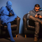 Un visitante se sienta junto a la obra ‘Blu guy seating’ realizada con 21.682 piezas de Lego en Moscú.