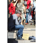 Foto de archivo de un hombre pidiendo en las calles de León.