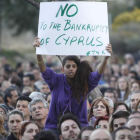 Miles de manifestantes protestaron ayer contra las reformas del Gobierno.