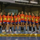 Las guerreras posan en el Palacio antes de completar el entrenamiento de ayer para preparar el partido ante Turquía.