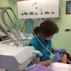 Una dentista con un joven paciente