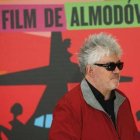 Pedro Almodóvar posa durante la presentación del filme 'Los amantes pasajeros'.