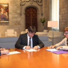Carles Puigdemont y Oriol Junqueras firman la notificación del TSJC de la suspensión de la partida presupuestaria del referéndum.