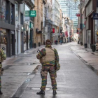 Dos soldados patrullan por la Rue Neuve, la calle comercial más concurrida de Bruselas, el 21 de noviembre.