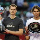 Rafa Nadal sostiene su bandeja de plata tras perder la final del Torneo de Tokio contra Murray.