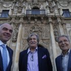 Los nuevos académicos Antonio Carrasco (izquierda) y Rafael Beaus (derecha), junto a José María Luengo, miembro desde 2011. JESÚS F. SALVADORES