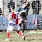 El meta Kuny ataja el balón con seguridad en el partido ante el Oviedo