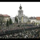 Miles de fieles de todo el mundo permanecen atentos a la retransmisión del funeral por el Papa Juan Pablo II.