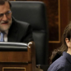 Pablo Iglesias pasa ante Mariano Rajoy, en el Congreso de los Diputados.