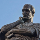 Estatua de Ovidio en Roma