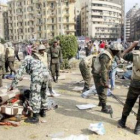 Los soldados desmontan las carpas en la plaza Tahrir.