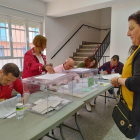 Una electora vota en una mesa electoral de Valencia de Don Juan. DL