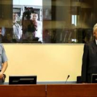 Radovan Karadzic, es fotografiado antes de comenzar su comparecencia ante los jueces de La Haya