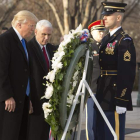 Trump inicia la agenda de su investidura con una ofrenda floral en la tumba del soldado desconocido en el cementerio de Arlington. EFE