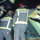 Imagen de los bomberos junto al coche accidentado. DL