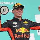 El holandés Verstappen celebra su triunfo en el GP de Malasia. DIEGO AZUBEL