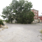 Imagen del terreno que vende Defensa en León detrás de las casas militares de Aviación.